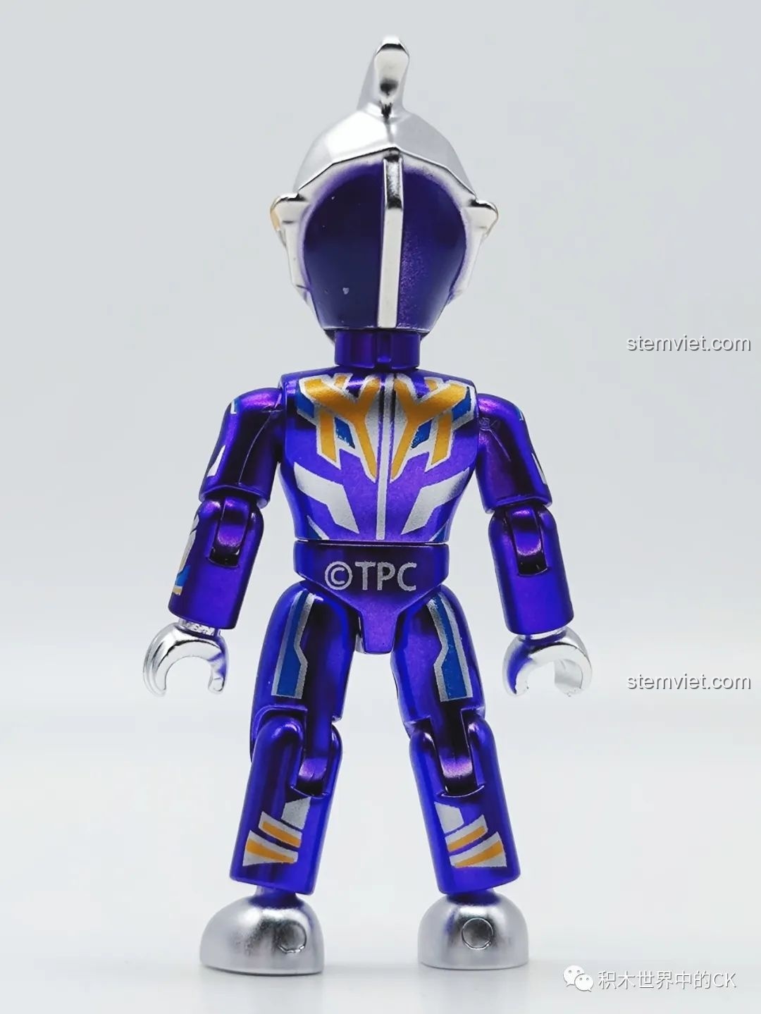 Mặt sau của mô hình Triga Ultraman Sky Type 75026-8, cho thấy logo TPC và chi tiết giáp. Nhận xét QMAN 026 Ultraman Thế hệ Reiwa.