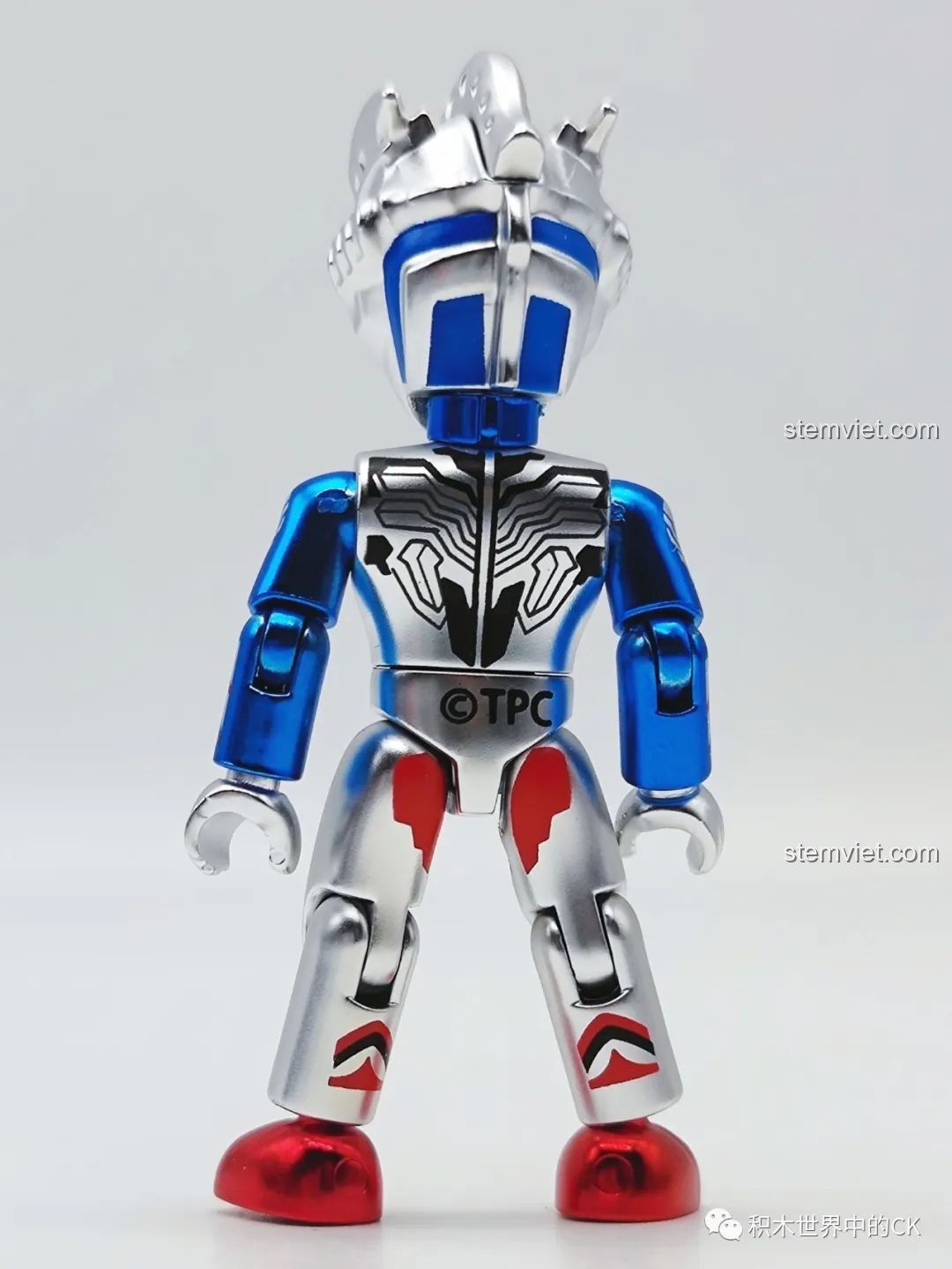 Mặt sau của mô hình Zeta Ultraman Alpha Armor 75026-4, cho thấy logo TPC và chi tiết giáp. Nhận xét QMAN 026 Ultraman Thế hệ Reiwa.