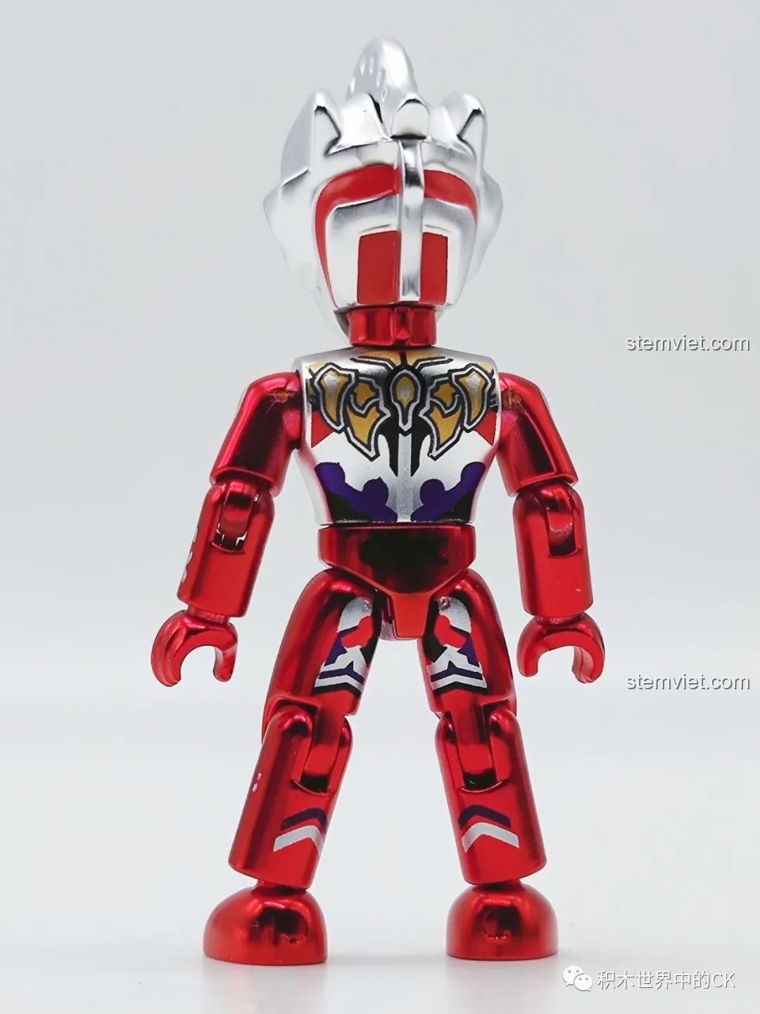 Mặt sau của mô hình Zeta Ultraman Gamma Future 75026-9, cho thấy chi tiết giáp và khớp nối linh hoạt. Nhận xét QMAN 026 Ultraman Thế hệ Reiwa.