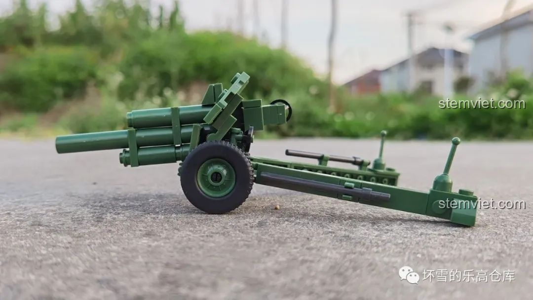 Mô hình pháo M-30 QUANGUAN 122mm với nòng pháo hạ thấp, cho thấy phạm vi điều chỉnh góc. Nhận xét QUANGUAN 100078 Pháo cao xạ.