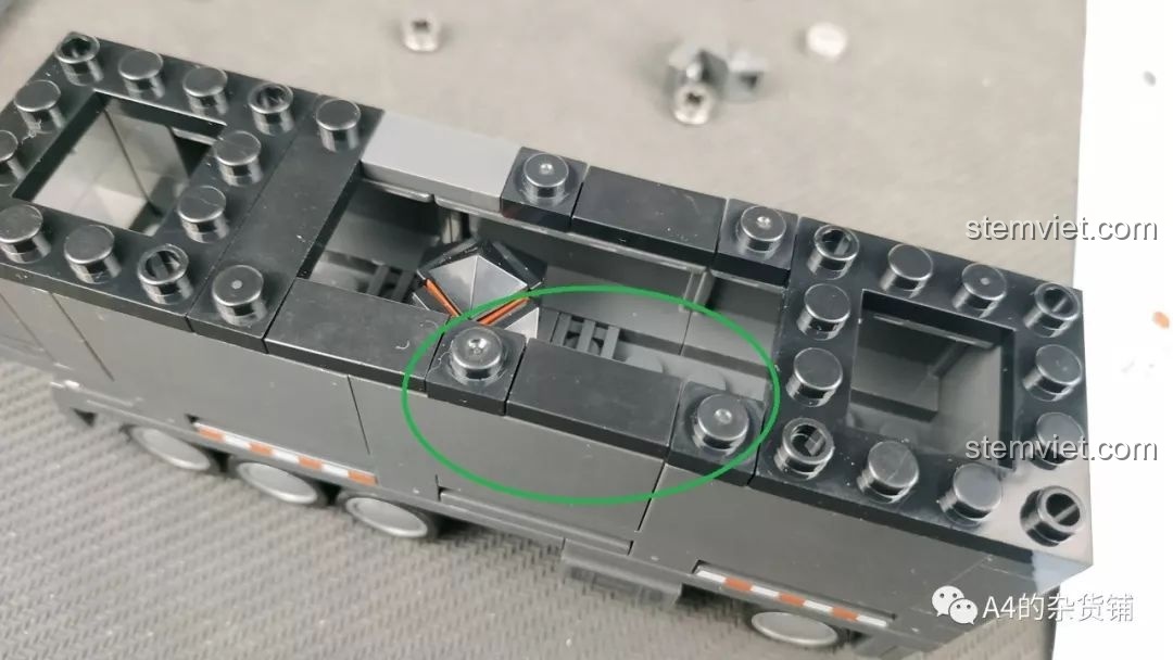 Chi tiết viên đá lửa (Fire Stone) được đặt bên trong thùng hàng của xe tải SEMBO 107001.