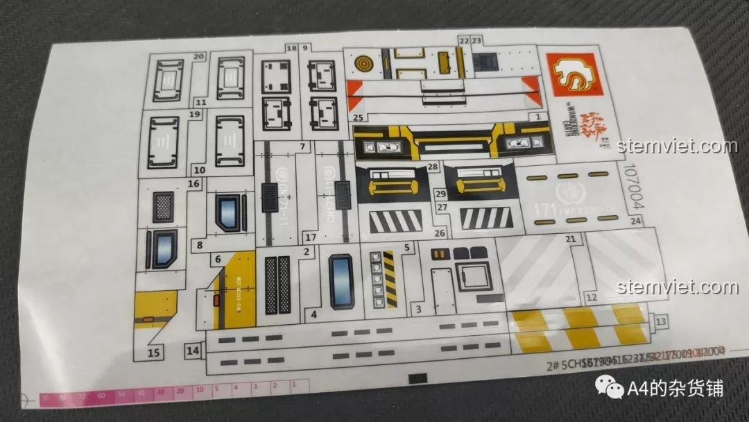 Cận cảnh tờ sticker chất liệu nhựa bóng của bộ đồ chơi lắp ráp SEMBO 107004.