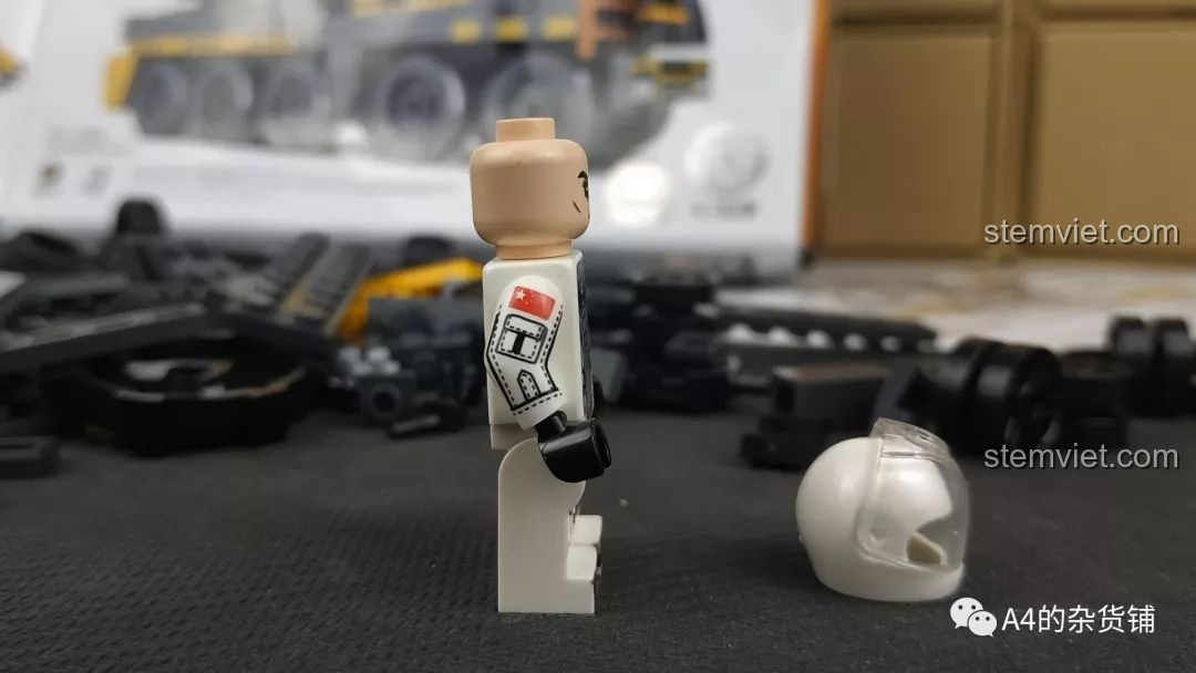 Chi tiết hình in lá cờ trên cánh tay của minifigure TIM trong bộ SEMBO 107004.