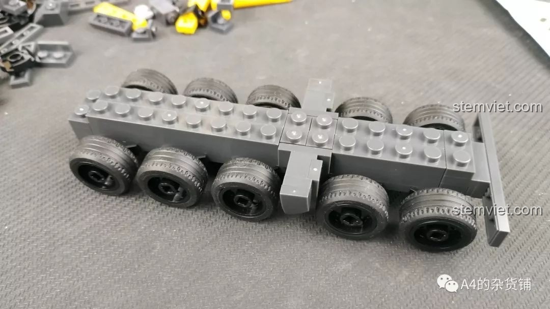 Lắp ráp dàn 8 bánh xe vào khung gầm của mô hình xe công trình SEMBO 107004.