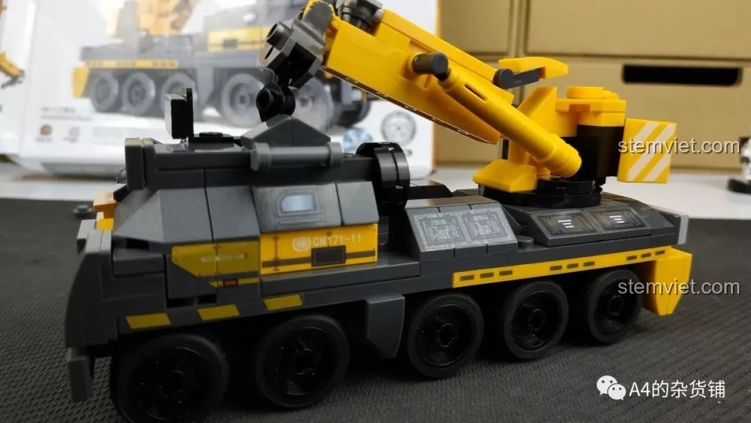 Lắp ráp cần cẩu vào thân xe, hoàn thiện mô hình SEMBO 107004.