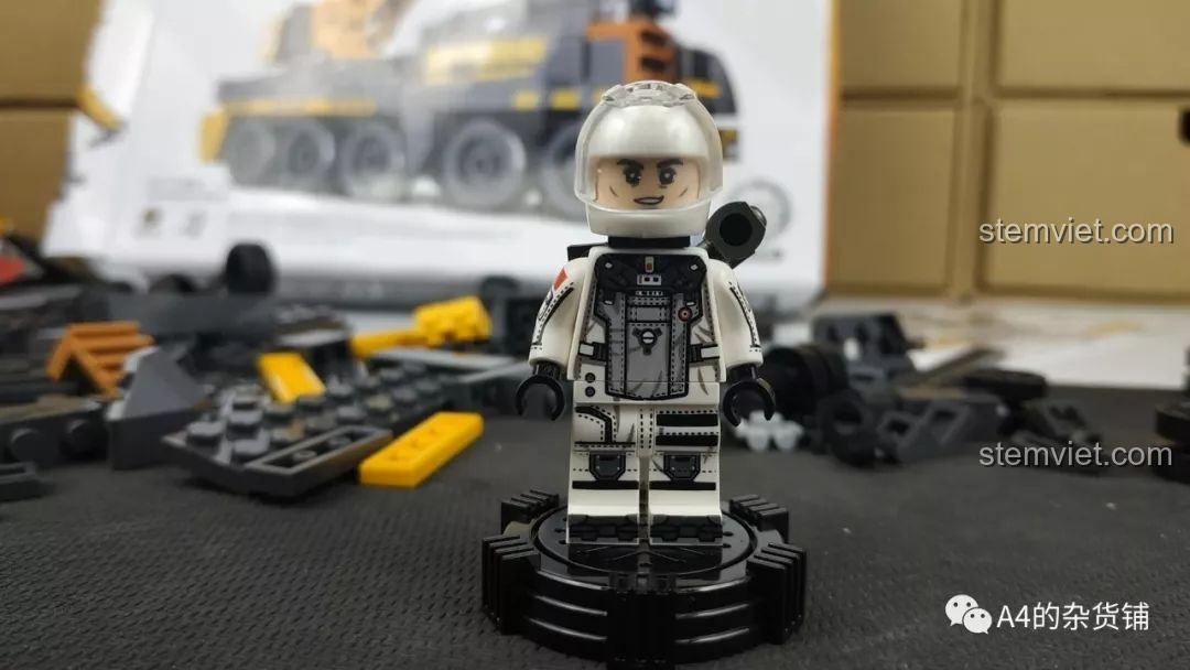 Minifigure TIM hoàn chỉnh với mũ bảo hiểm trong bộ lắp ráp xe công trình SEMBO 107004.