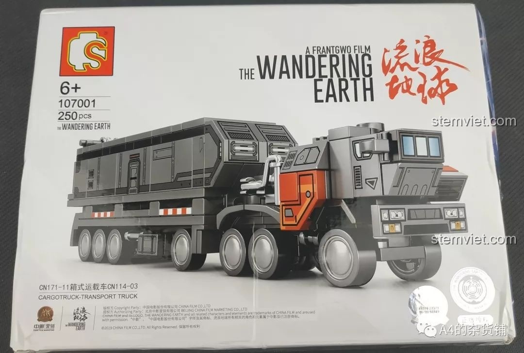 Minifigure TIM đứng cạnh mô hình xe công trình SEMBO 107004 hoàn chỉnh.