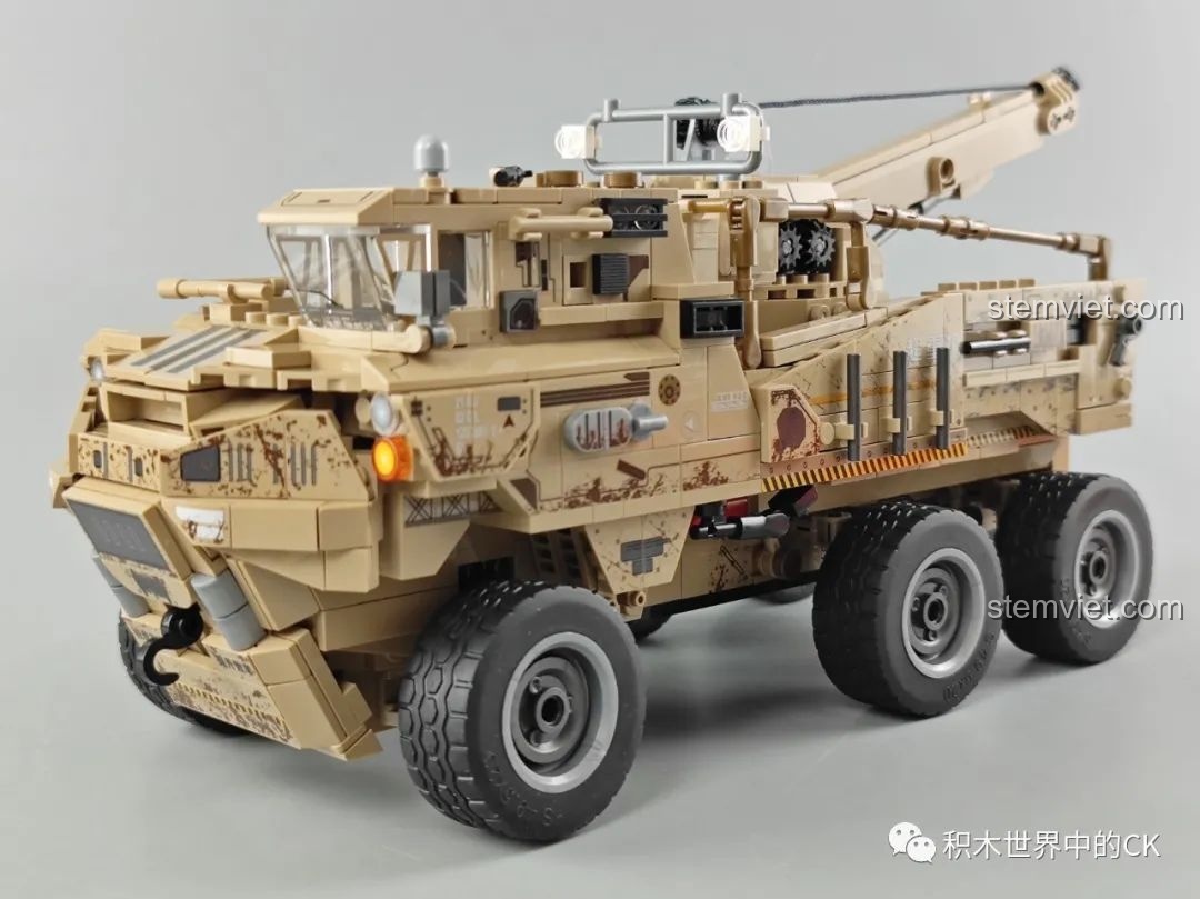 Tổng thể mô hình Xe Vận Tải Linh Lung SEMBO 109001 sau khi hoàn thành, góc nhìn 3/4 phía trước.