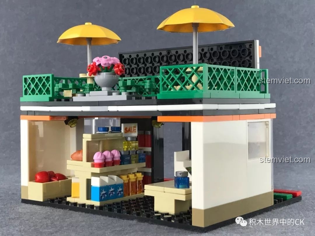 Mặt sau của mô hình SEMBO 601017 Cửa hàng tiện ích 24h, để lộ toàn bộ nội thất chi tiết bên trong như quầy kệ, thu ngân.