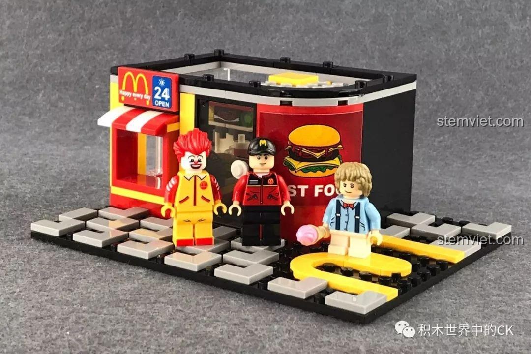 Quá trình lắp ráp tầng một của bộ khối lắp ghép Tiệm đồ ăn nhanh cho con trai 6 tuổi, các minifigures đứng trên nền móng.