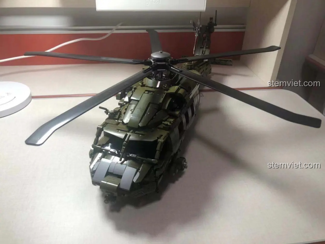 Nhận xét SEMBO 705992 Trực thăng Đa dụng Z-20 nhìn từ trên cao, khoe trọn bộ cánh quạt chính và chi tiết thân.