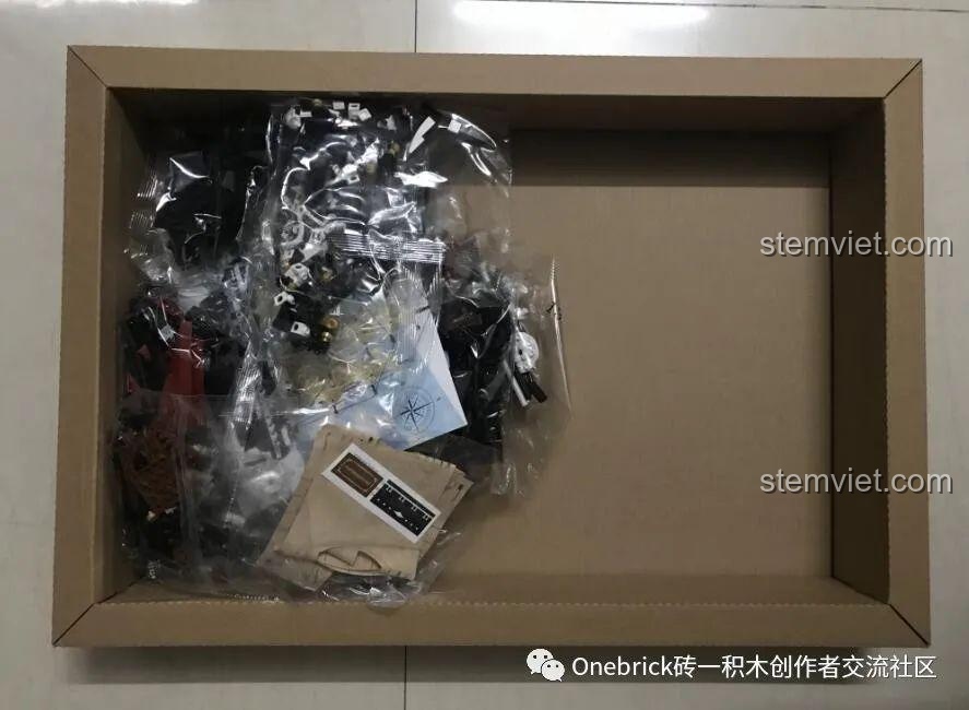 Hộp carton phụ của bộ Sluban 836 Tàu buồm USS Constitution chỉ chứa đầy một nửa không gian.