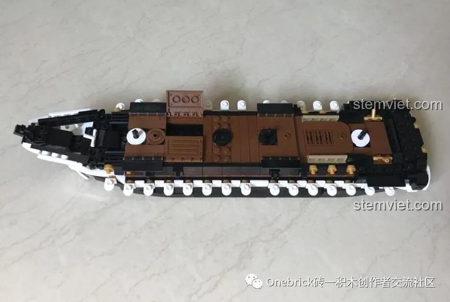 Gắn các chi tiết khẩu pháo dọc hai bên mạn tàu của bộ Sluban 836 Tàu buồm USS Constitution.