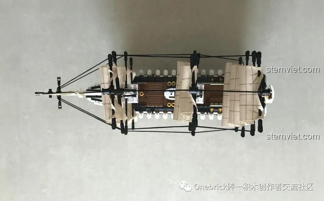 Góc nhìn từ trên đỉnh xuống của mô hình Sluban M38 B0836, thể hiện sự đối xứng của thiết kế.