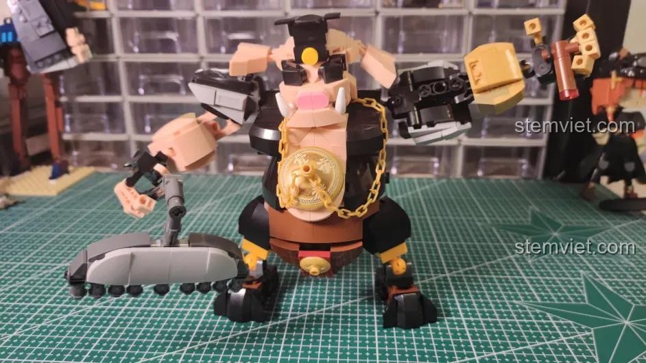 Cận cảnh khớp chân của mô hình Trư Bát Giới Phong Cách Hiện Đại Sluban M38-B1009, sử dụng khớp cầu lớn để đứng vững.