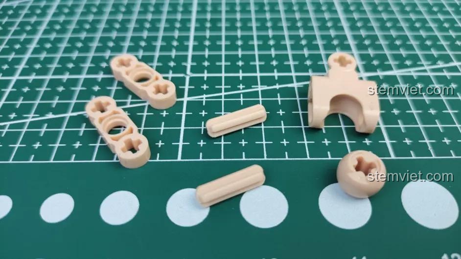 Các chi tiết khớp nối và mảnh ghép nhỏ màu da của bộ lắp ghép Sluban M38-B1009 Mô hình Trư Bát Giới, cho thấy độ linh hoạt.