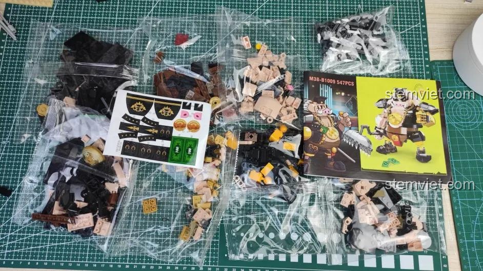 Tất cả các túi linh kiện, sách hướng dẫn và bộ sticker của bộ lắp ghép Sluban M38-B1009 Mô hình Trư Bát Giới Phong Cách Hiện Đại.