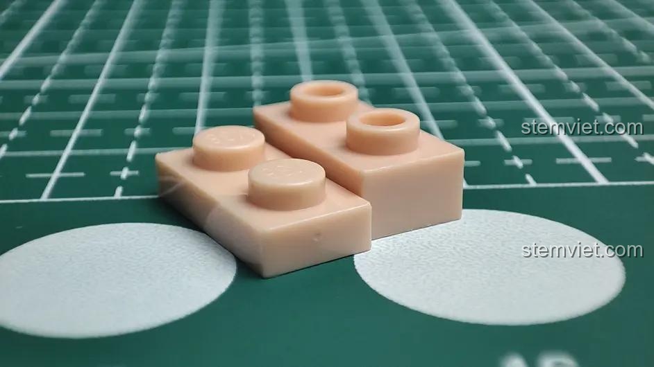 Các mảnh ghép màu đen của bộ lắp ghép Sluban M38-B1009 Mô hình Trư Bát Giới Phong Cách Hiện Đại, bao gồm các tấm phẳng và thanh dài.