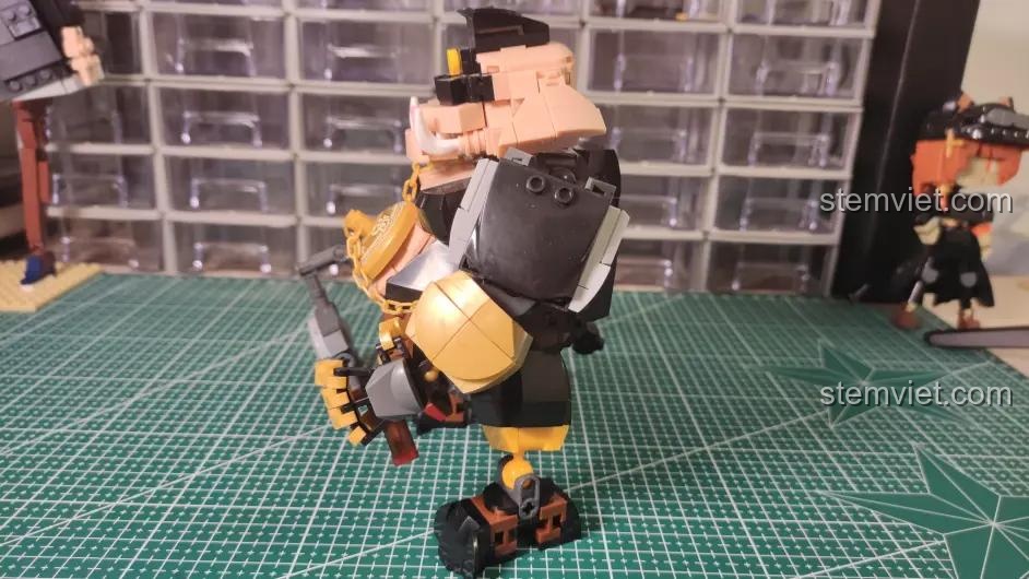 Mặt sau của mô hình Trư Bát Giới Phong Cách Hiện Đại Sluban M38-B1009, cho thấy các chi tiết giáp lưng và chân.