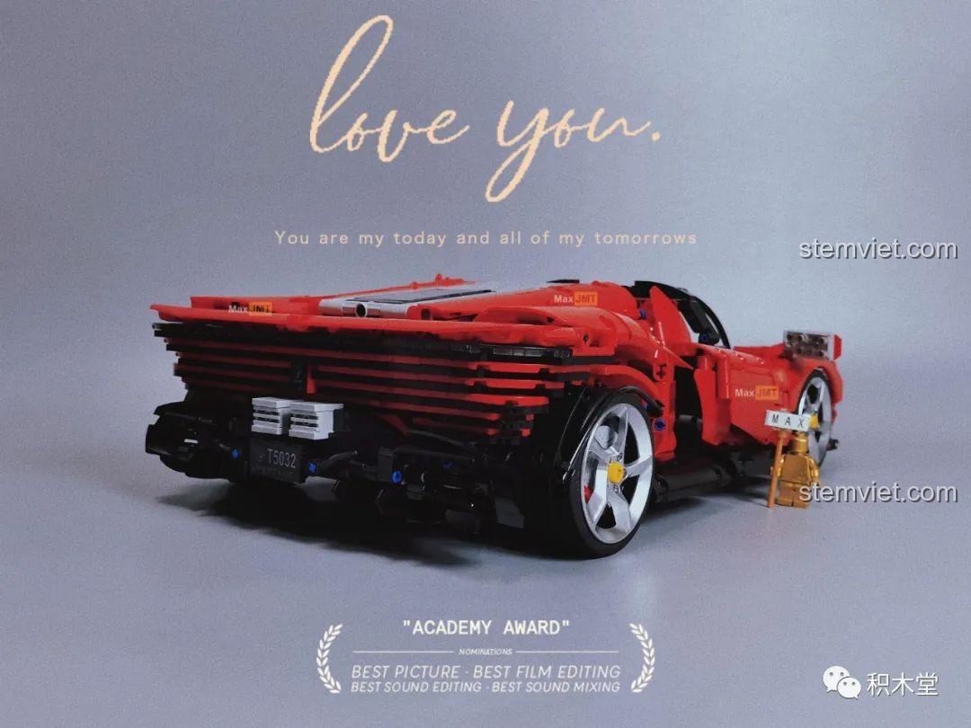 Góc nhìn đuôi xe của mô hình Ferrari Daytona SP3 T5032, nổi bật với thiết kế 