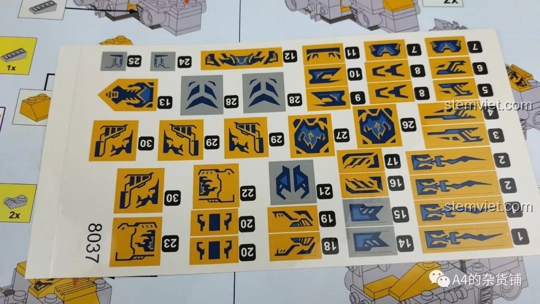 Tấm decal dán chi tiết cho bộ Winner 8037 Thần Thú Cơ Giáp, với các họa tiết trang trí màu vàng và xanh. Nhận xét Winner 8037 Robot chiến đấu.