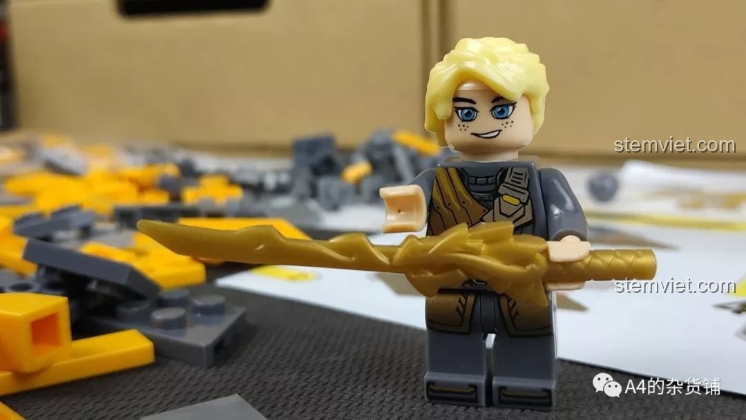 Minifigure chiến binh tóc vàng cầm kiếm vàng, sẵn sàng chiến đấu cùng robot Winner 8037 Thần Thú Cơ Giáp. Nhận xét Winner 8037 Robot chiến đấu.