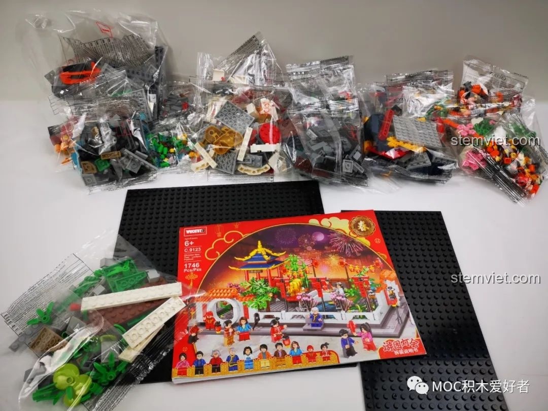 Toàn bộ chi tiết của bộ xếp hình WOMA 9123 Lễ hội mùa xuân, bao gồm các túi gạch, sách hướng dẫn và đế.