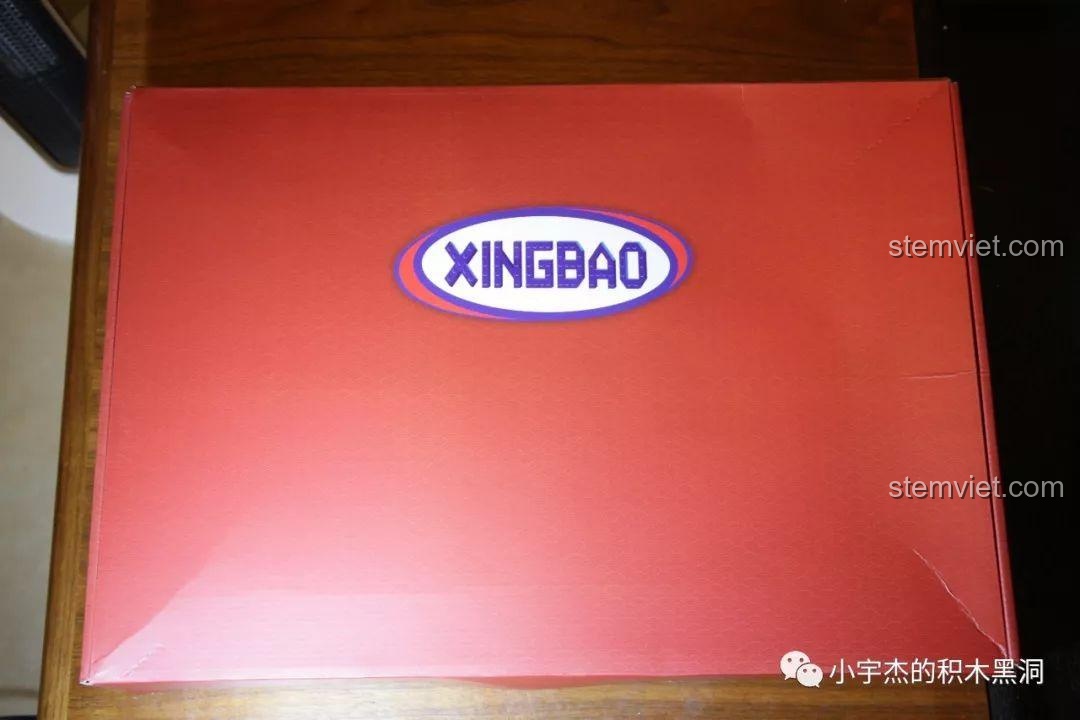 Nhận xét XINGBAO 5002 Mô hình Thuyền Rồng Cổ, hộp bên trong màu đỏ nổi bật với logo hãng.