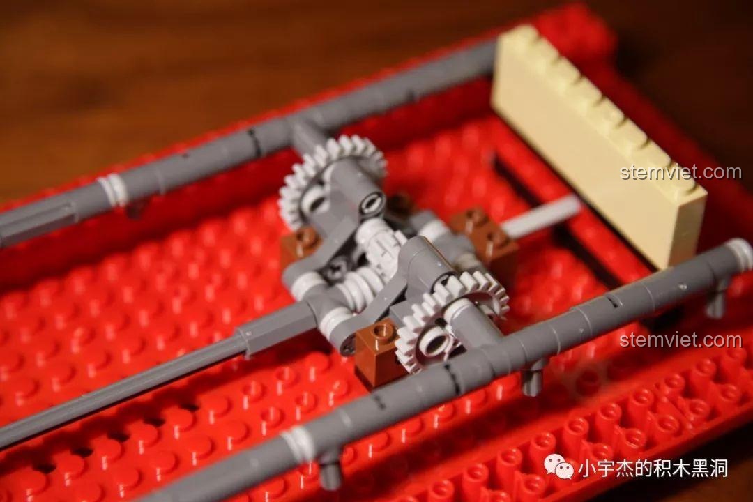 Nhận xét XINGBAO 5002 Mô hình Thuyền Rồng Cổ, cận cảnh cơ chế bánh răng phức tạp của thuyền.