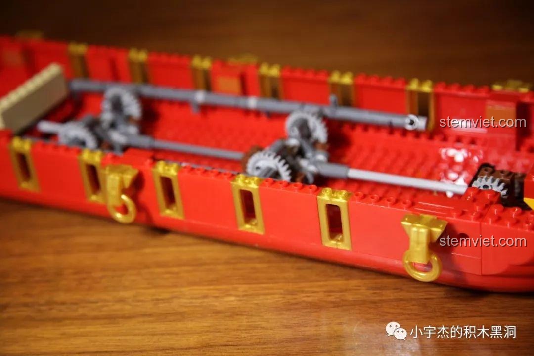 Nhận xét XINGBAO 5002 Mô hình Thuyền Rồng Cổ, cận cảnh thân thuyền với các chi tiết và lỗ cắm mái chèo.