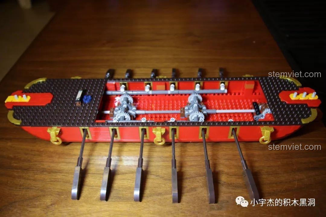 Nhận xét XINGBAO 5002 Mô hình Thuyền Rồng Cổ, thân thuyền với 12 mái chèo đã được gắn vào.