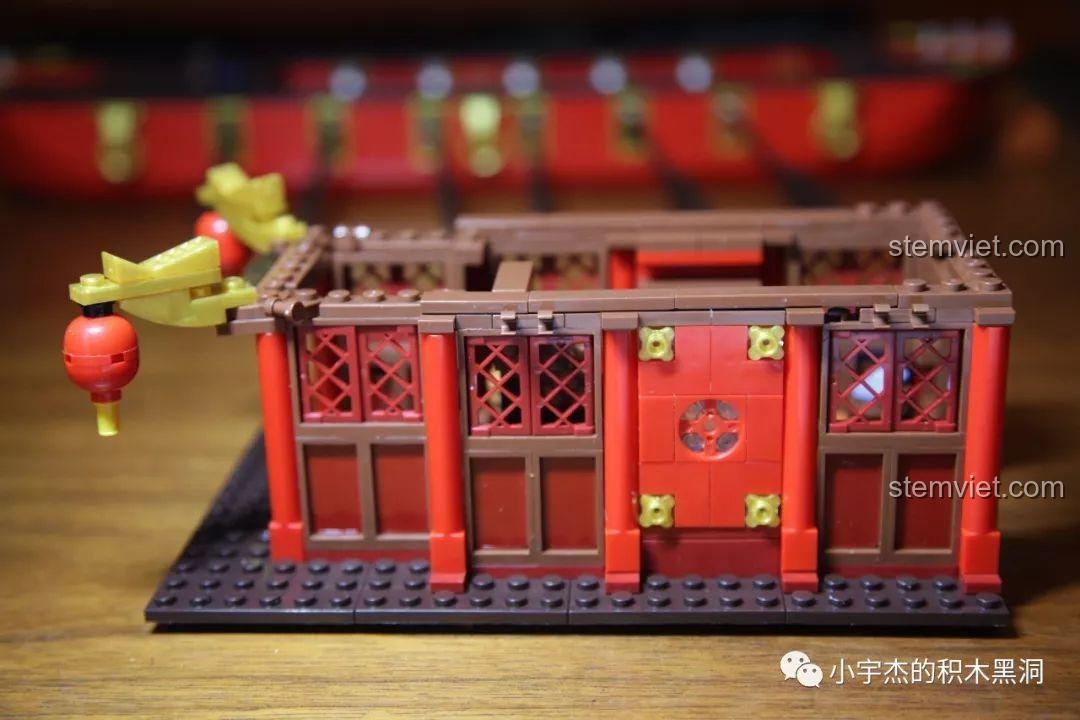 Nhận xét XINGBAO 5002 Mô hình Thuyền Rồng Cổ, chi tiết miếng dán đã được gắn lên kiến trúc.