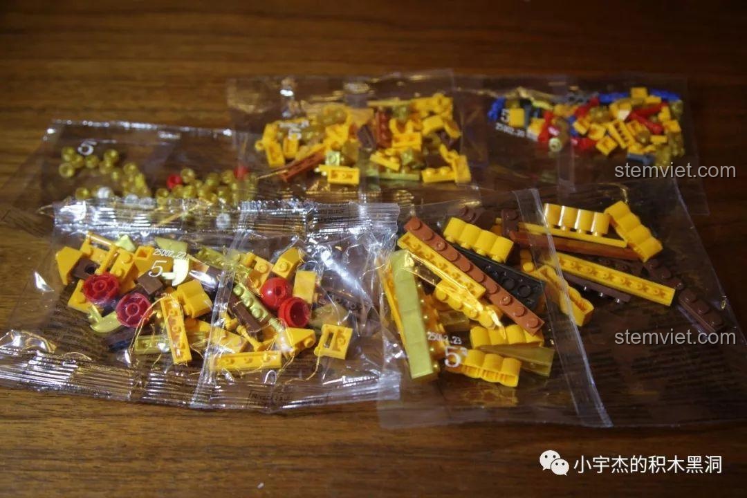 Nhận xét XINGBAO 5002 Mô hình Thuyền Rồng Cổ, phần mái nhà màu vàng kim đã được lắp ráp.