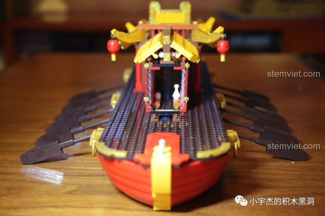 Nhận xét XINGBAO 5002 Mô hình Thuyền Rồng Cổ, phần đế trưng bày đã được lắp ráp hoàn chỉnh.