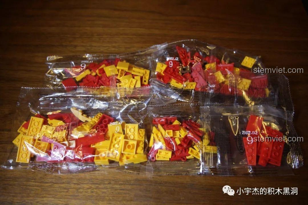 Nhận xét XINGBAO 5002 Mô hình Thuyền Rồng Cổ, 8 nhân vật minifigure với tay dang rộng.