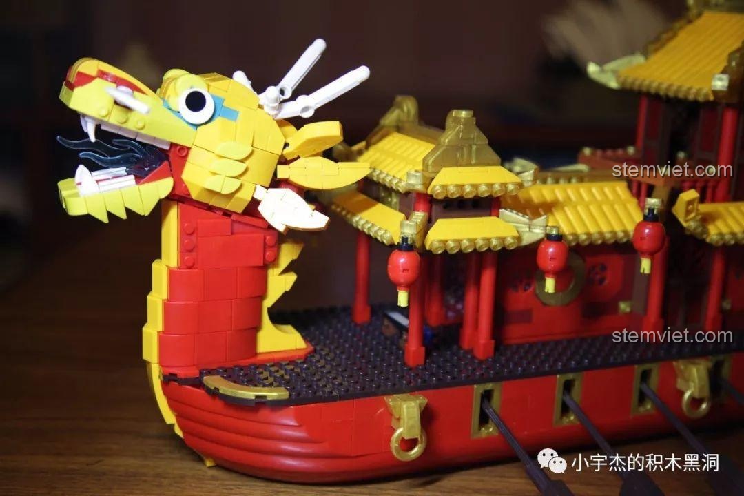 Nhận xét XINGBAO 5002 Mô hình Thuyền Rồng Cổ, đuôi rồng đã được gắn vào thân thuyền.