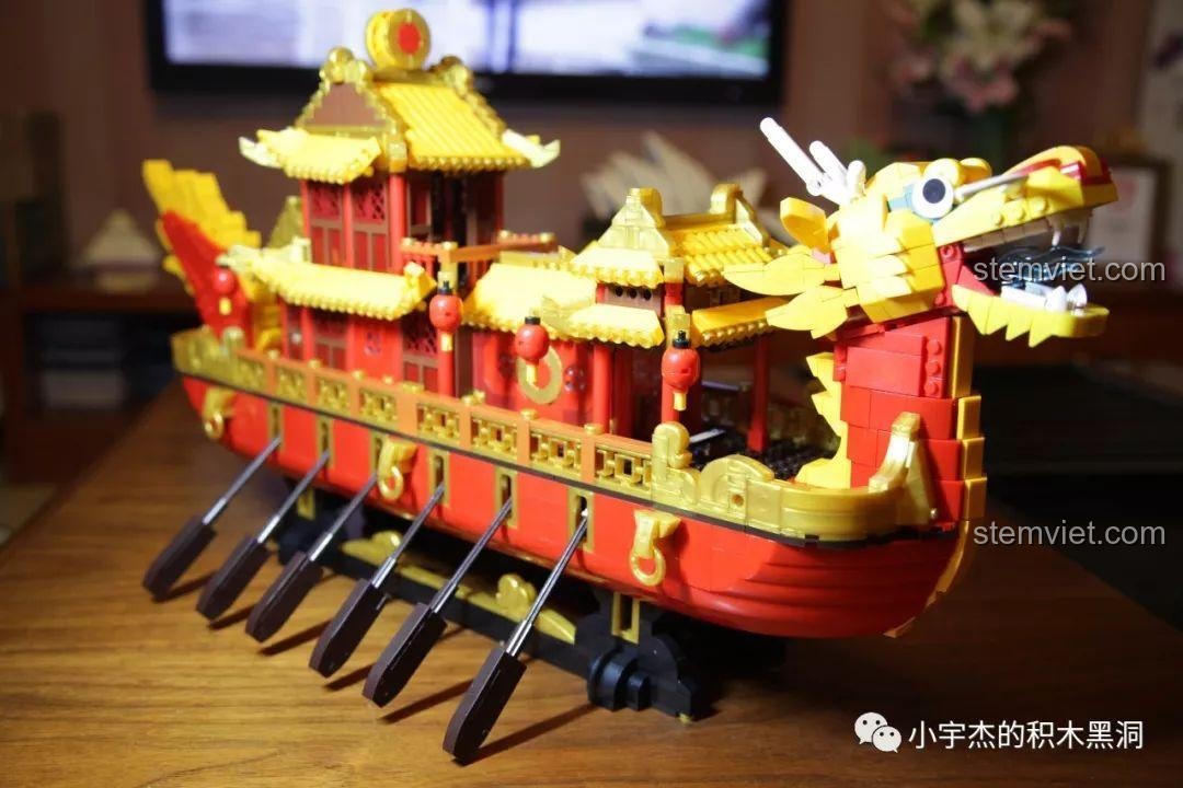 Nhận xét XINGBAO 5002 Mô hình Thuyền Rồng Cổ, cận cảnh đầu rồng gắn trên thuyền nhìn từ góc thấp.