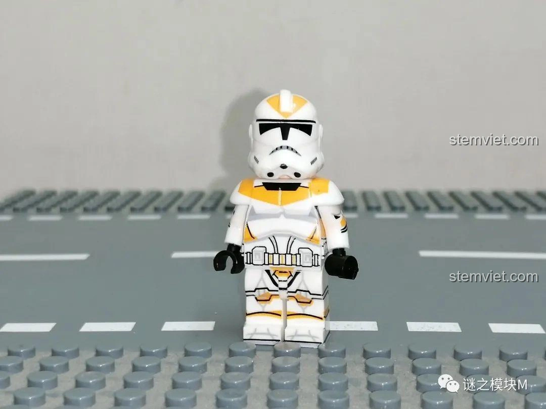 Ảnh cận cảnh mặt trước minifigure 212th Attack Battalion Trooper từ bộ XINH X0300, tập trung vào tổng thể thiết kế - nhận xét XINH X0300 Bộ Minifigure Star Wars.