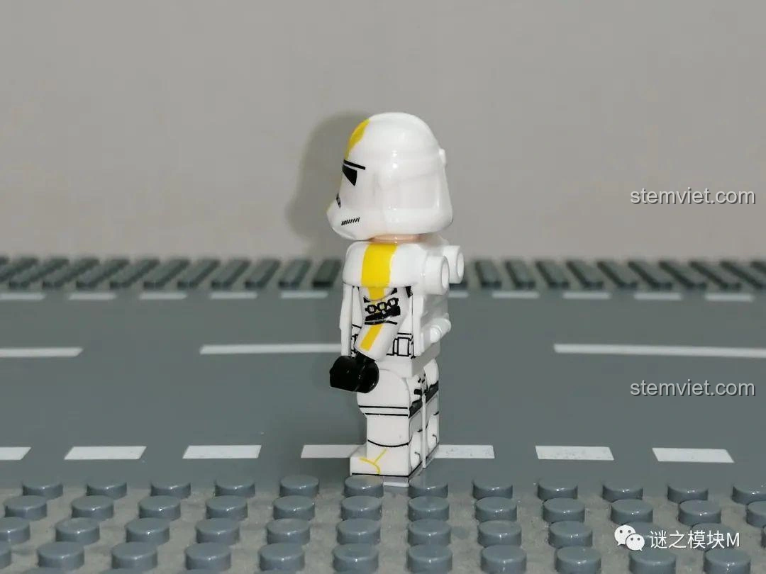 Ảnh cận cảnh mặt trước minifigure 501st Legion Sergeant từ bộ XINH X0300, tập trung vào tổng thể thiết kế - nhận xét XINH X0300 Bộ Minifigure Star Wars.