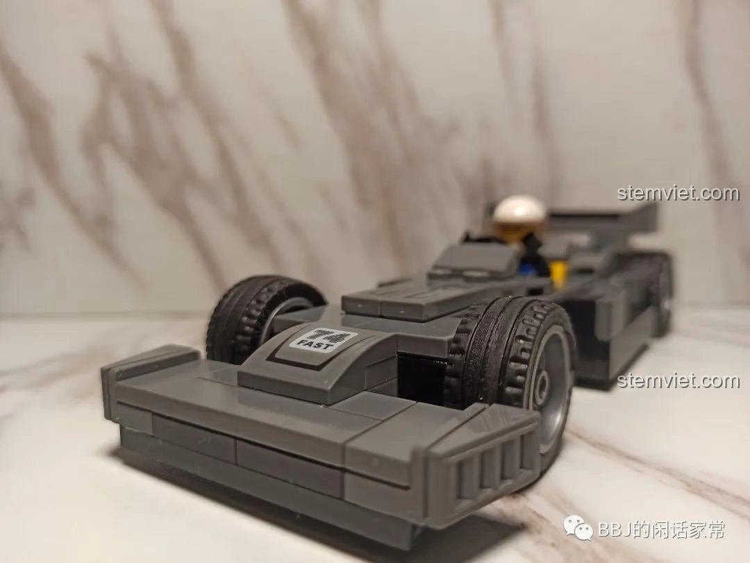 Mô hình xe đua F1 đã hoàn thiện từ bộ lắp ráp Xe đua biến hình QL0714, góc nhìn phía trước