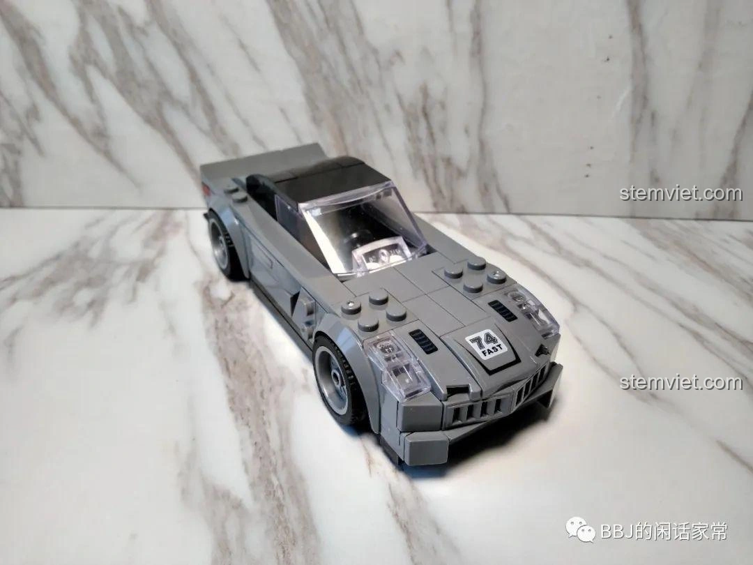 Khoang lái của mô hình xe thể thao Zhegao QL0714, chi tiết ghế ngồi và vô lăng