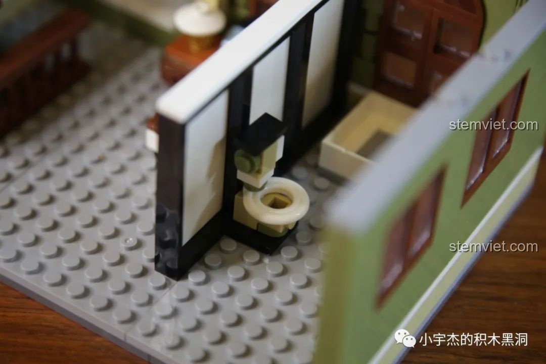 Cận cảnh chi tiết bồn cầu được thiết kế thông minh trong bộ lắp ráp Zhegao QL0937.