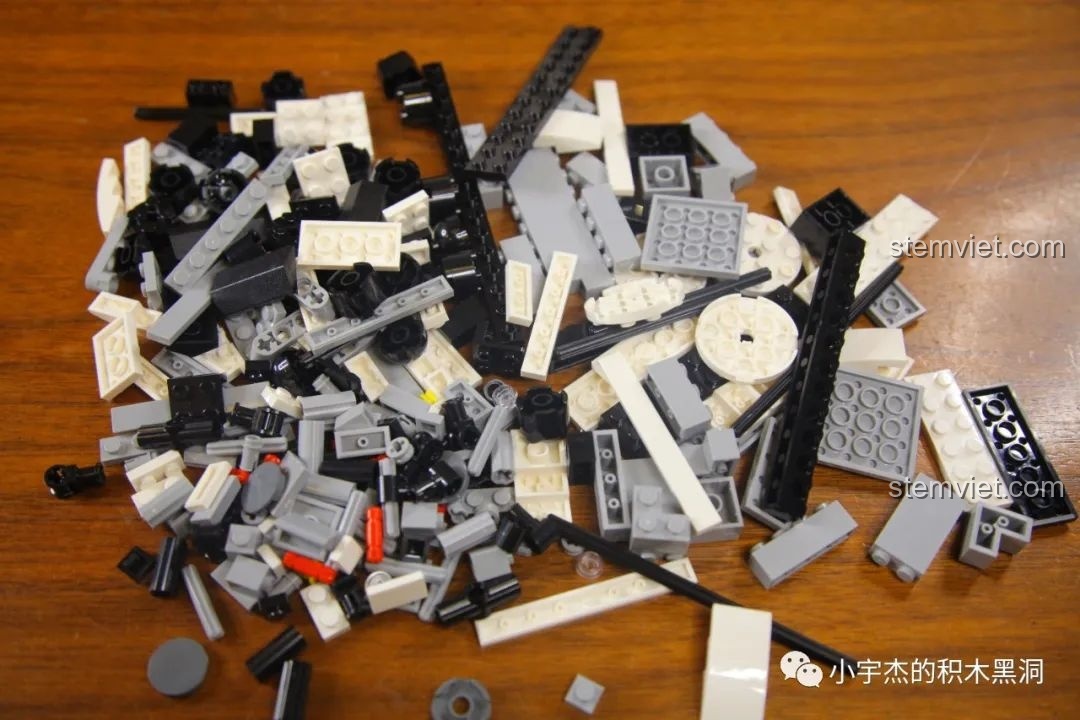 Rất nhiều bánh xe của bộ đồ chơi mô hình Xe Tải Mercedes-Benz ShineYU YC-QC007, sẵn sàng để lắp ráp vào mô hình.