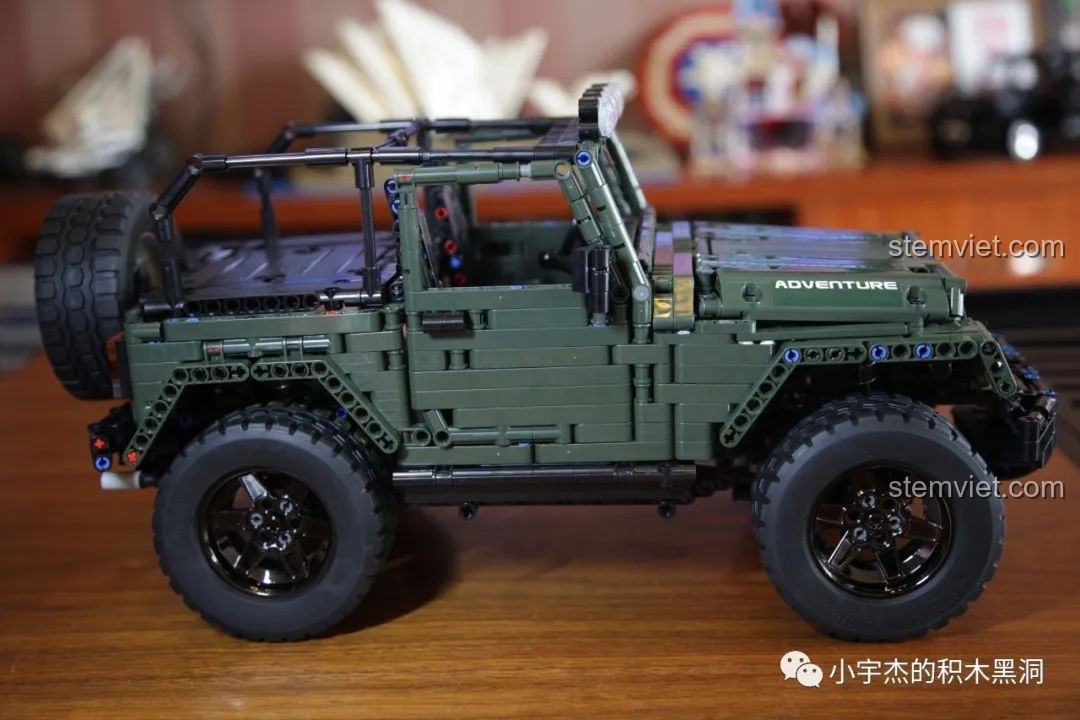 Góc nhìn bên hông của mô hình Jeep Rubicon, cho thấy tỷ lệ cân đối và thiết kế chi tiết.