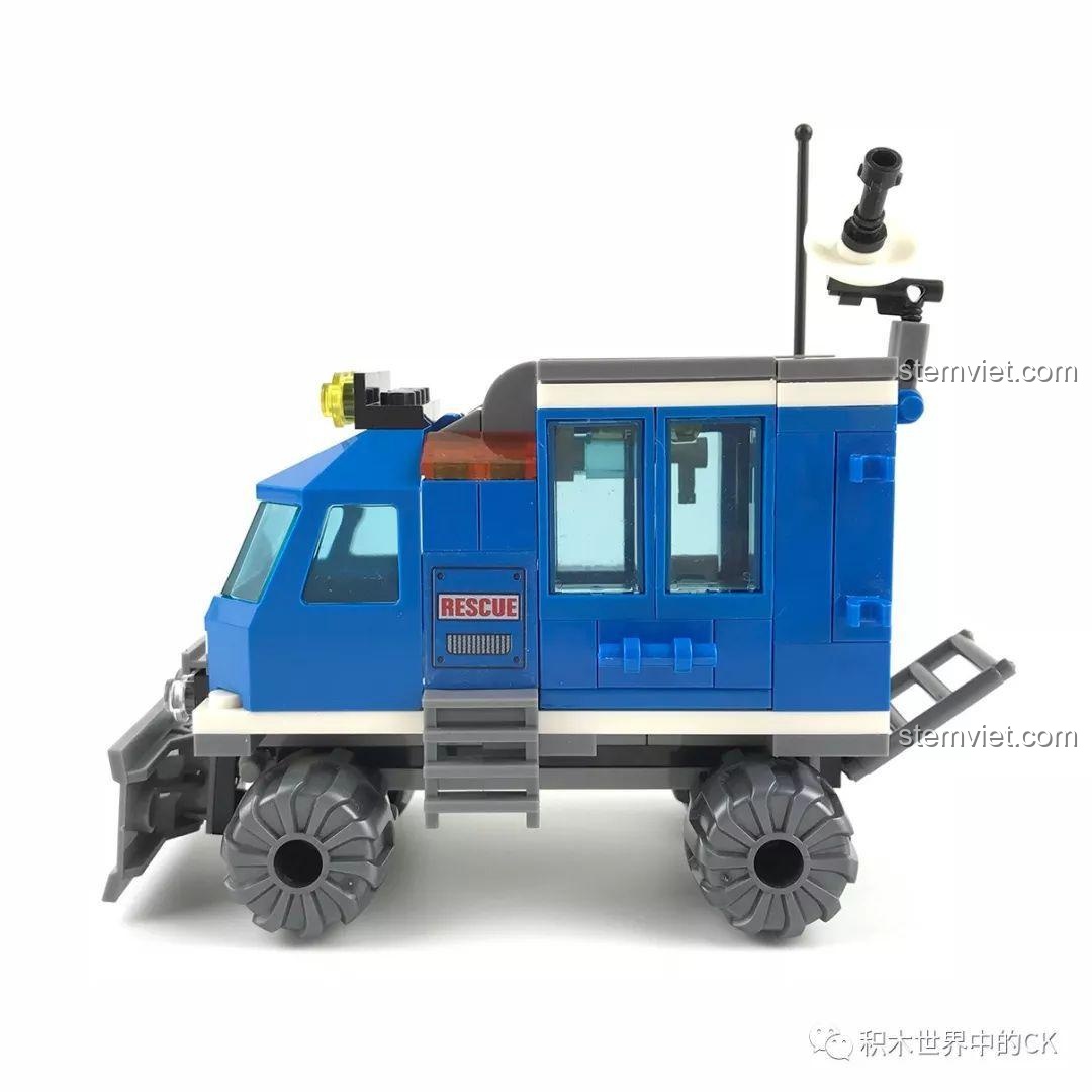 Nhìn từ bên hông của mô hình xe cứu hộ SY SD9513, cho thấy các cửa sổ, bậc thang và bánh xe địa hình.