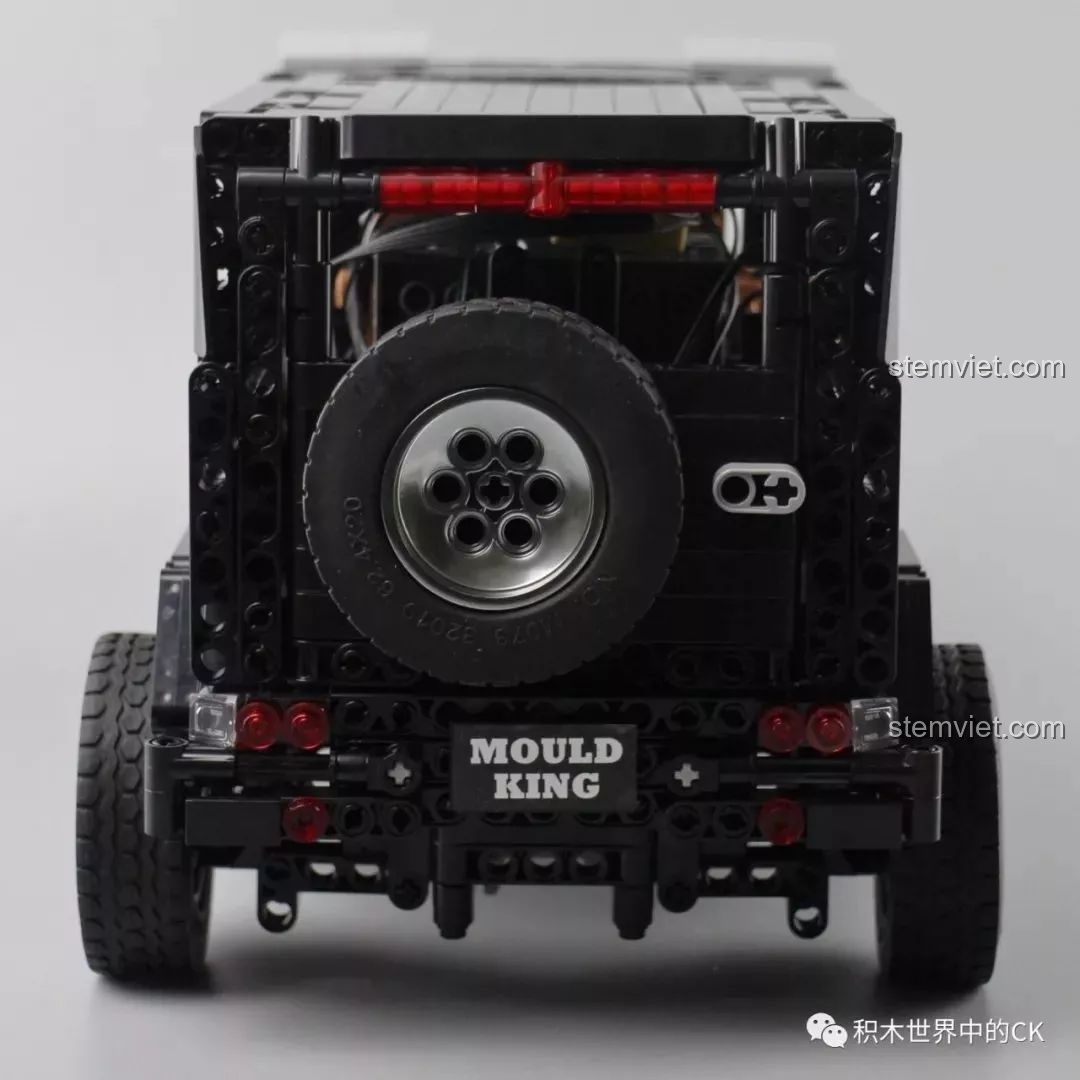Góc nhìn chéo từ phía sau của xe Mould King 13070, khoe lốp dự phòng và thiết kế đuôi xe.