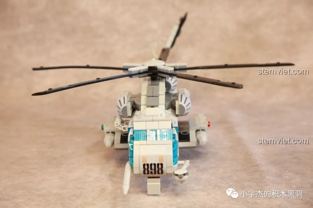 Góc nhìn chính diện của mô hình WOMA C0898, cho thấy phần mũi và buồng lái.