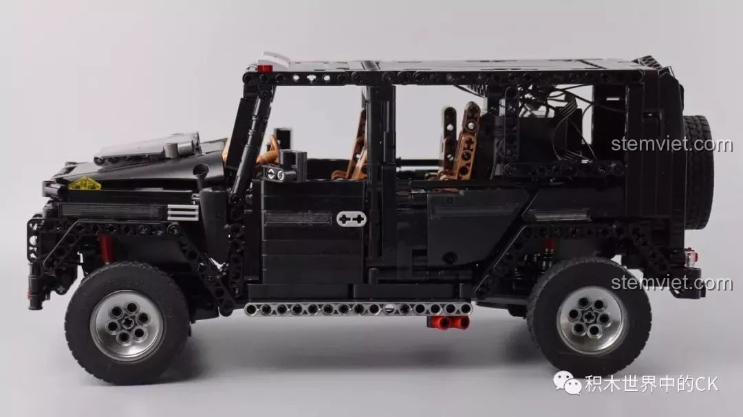 Góc nhìn chính diện của xe Mould King 13070, tuy nhiên phần đầu xe có cảm giác hơi hẹp so với tổng thể.