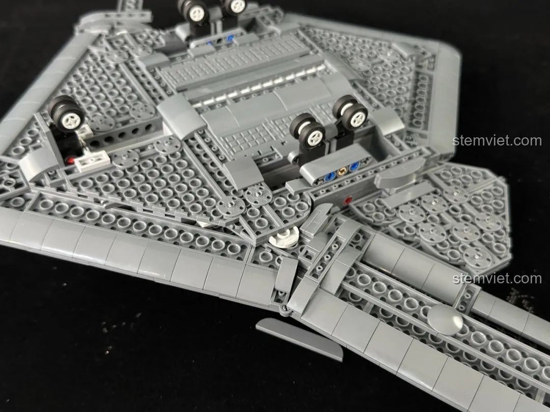 Nhìn từ dưới lên mô hình H-20 Panlos Brick sau khi đã gắn cánh, thể hiện rõ hệ thống càng đáp.