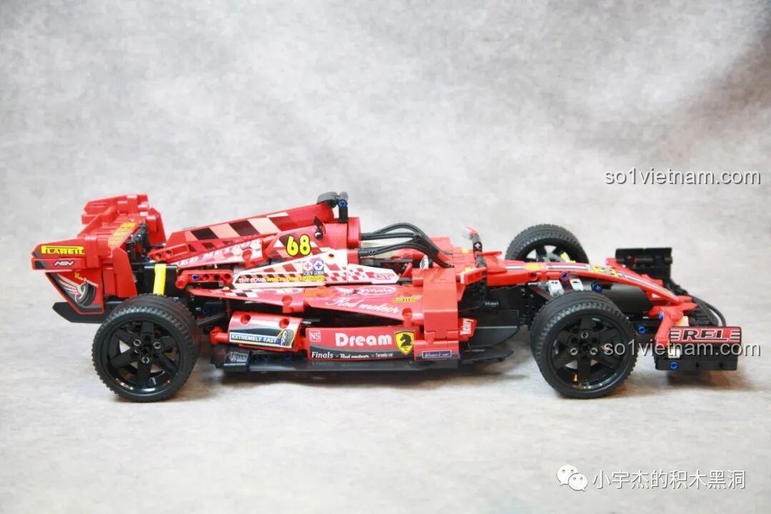 Góc nhìn ngang của xe đua F1 K-Box 10295, thể hiện sự kết hợp hài hòa giữa màu đỏ và các chi tiết đen.